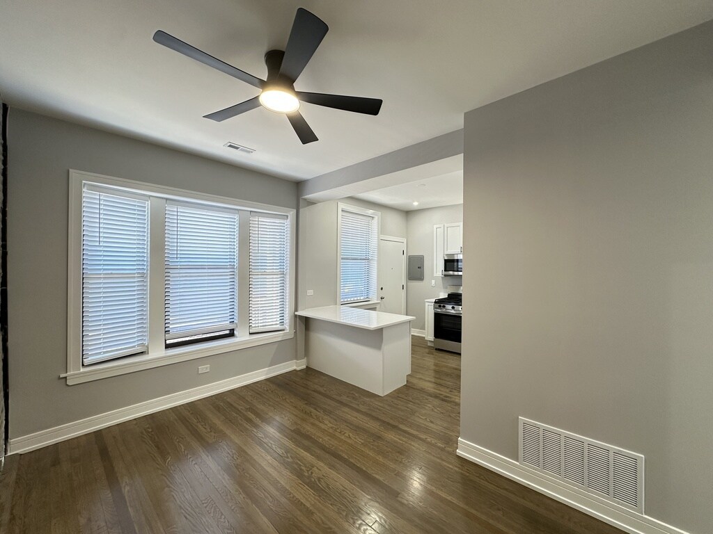 Building Photo - 3840 N Wilton Ave