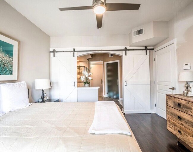 Building Photo - Stunning “Treehouse” Top-Floor Condo – 2 Bed / 2 Bath | One Block from City Park