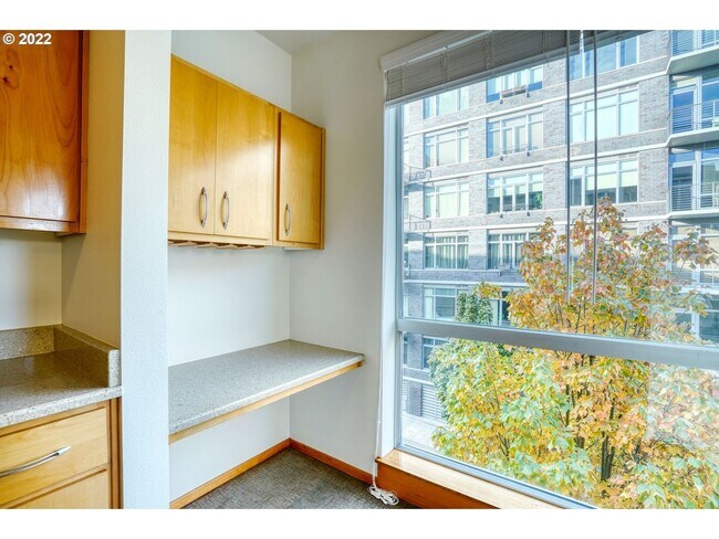 Building Photo - Lovely Corner unit in the Pearl District