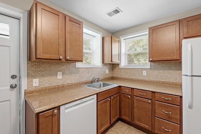 Building Photo - 2 Bedroom 2 Bath Brick Home Nestled In Gre...