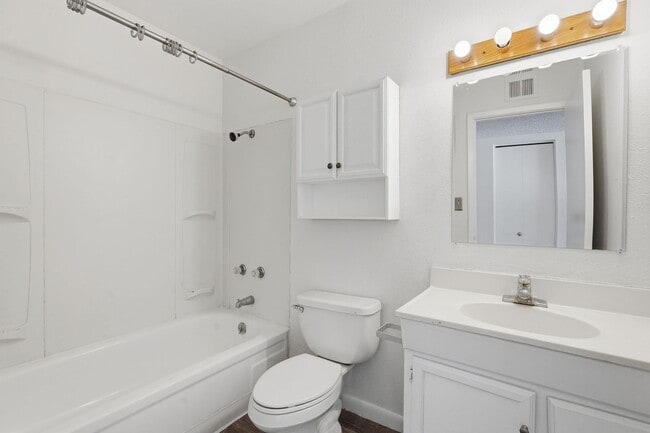 Building Photo - Ready to Move In - Two Bedrooms!