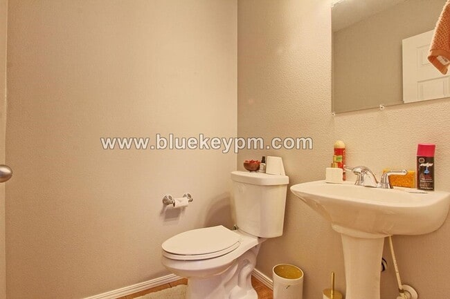 Building Photo - 3 Bed, 2.5 Bath Townhome in Hillsboro Near...