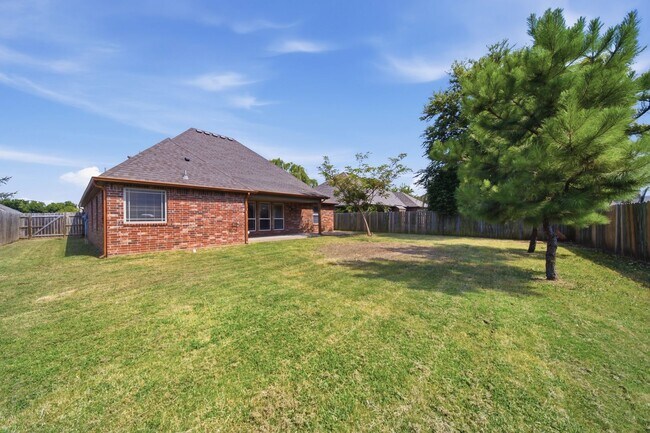 Building Photo - This well-designed home offers 3 bedrooms plus a flex room with a closet that can easily serve as...