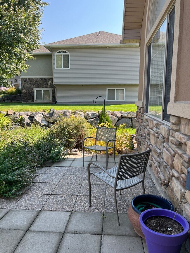 Building Photo - Stunning 5 bed 3.5 bath twin-home on the R...