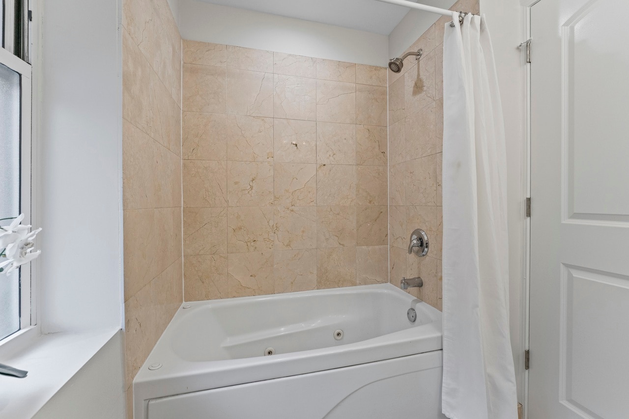 Building Photo - 4442 N Beacon St