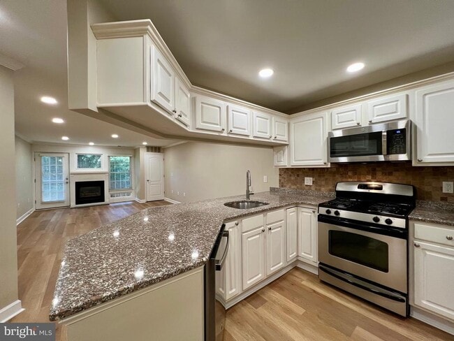 Building Photo - 6924 Fairfax Dr