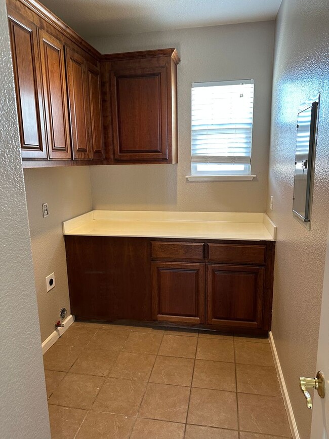 Building Photo - Beautiful 5 Bedroom, 3 Bath Brentwood Home / Downstairs Bedroom and Bath