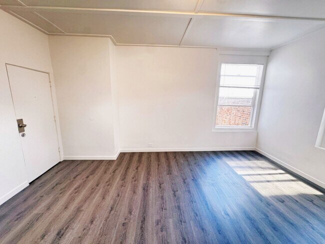 Building Photo - 1318 S Pacific Ave