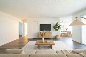 Building Photo - 1440 Oak Dr