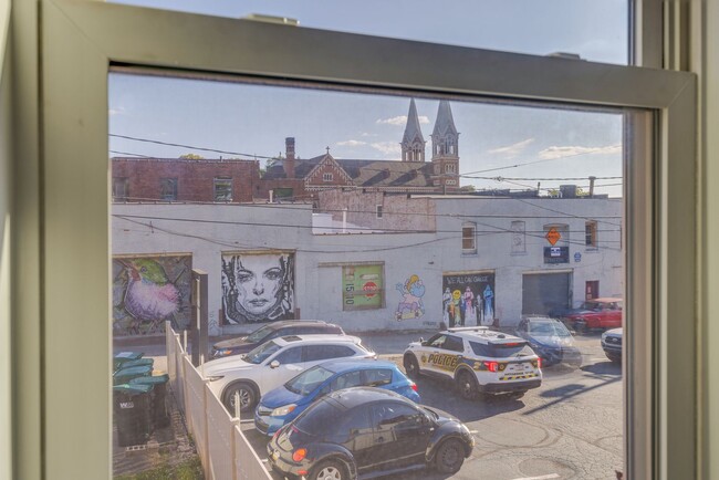Building Photo - 826 E Warrington Ave