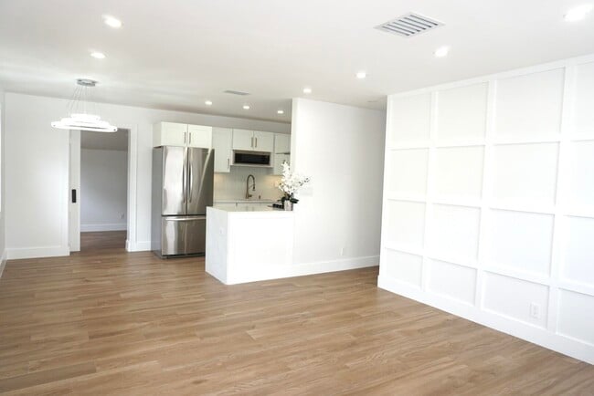 Building Photo - 403 Pinegrove Ave