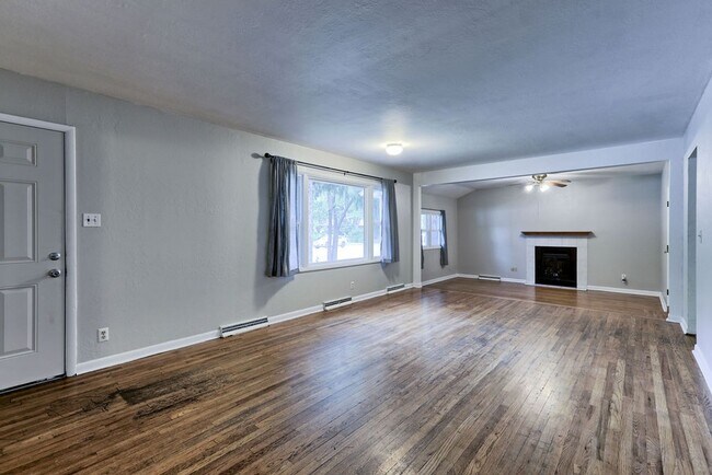 Building Photo - Students Welcome! 3 Bed / 1.5 Bath Ranch Near CSU – Large Fenced Yard | Pets Welcome | Flexible L...