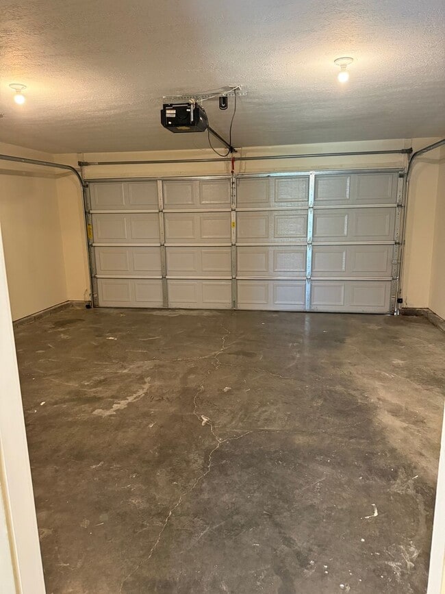 Building Photo - Updated 4 Bedroom 2.5 Bath house in conven...