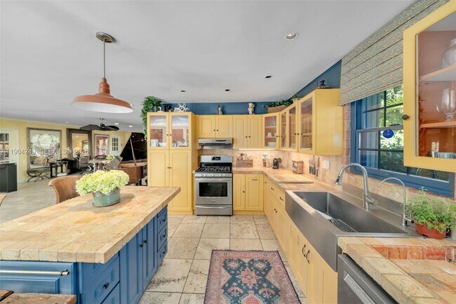 Building Photo - 7975 Biscayne Point Cir