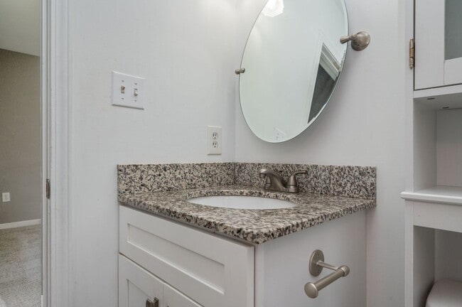 Building Photo - Charming Navarre Home on Nearly Half an Acre