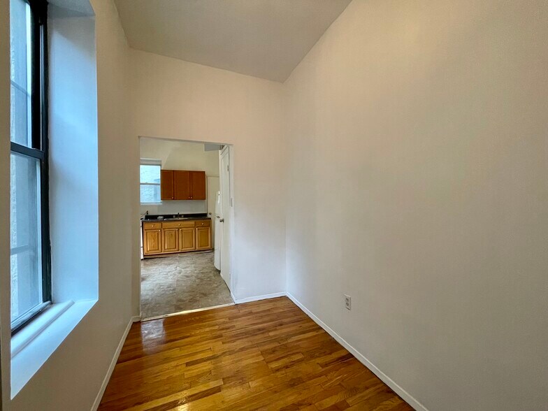 Building Photo - 180 E 101st St