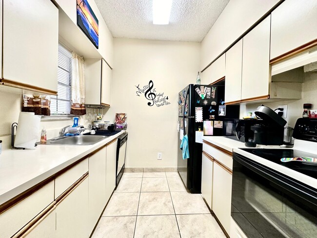 Building Photo - 661 Cypress Lake Blvd