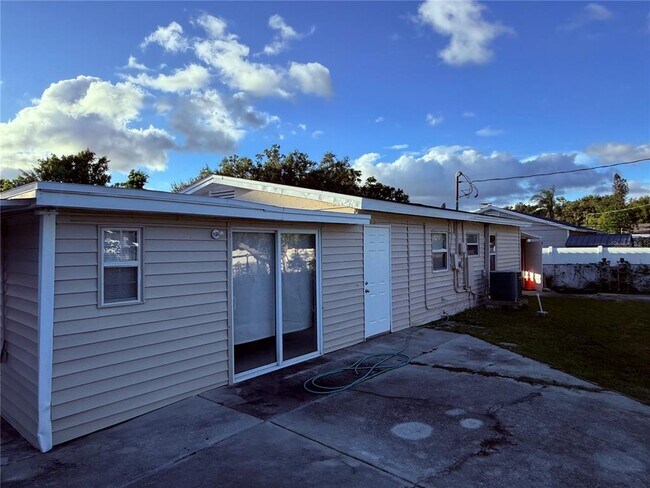 Building Photo - 7115 Orpine Dr N