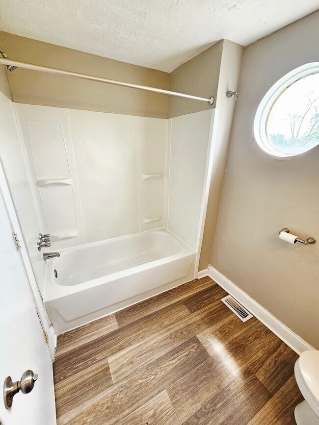 Building Photo - Available Now! 3 Bedroom Home with Central Air