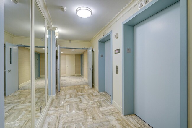 Building Photo - 123 Lakeshore Dr