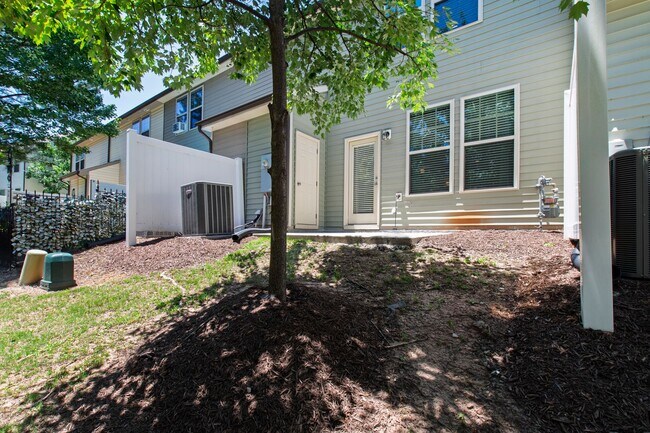 Building Photo - 117 Holly Berry Ln