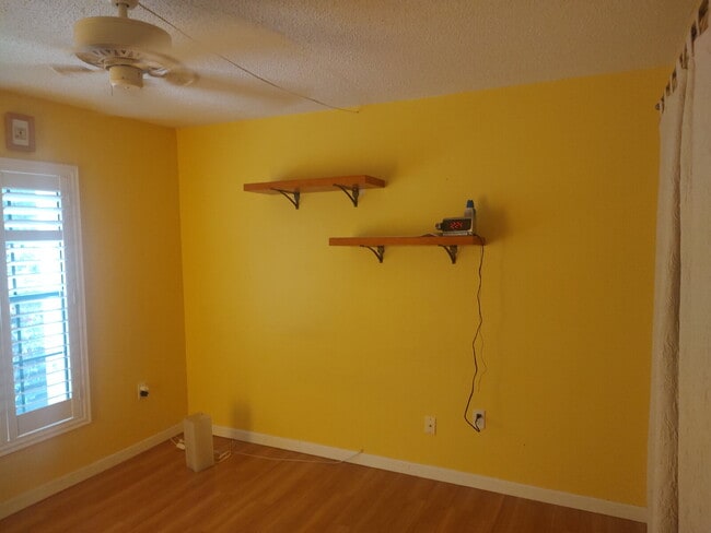 Building Photo - "$200 move in Special. Quite and Peaceful ...