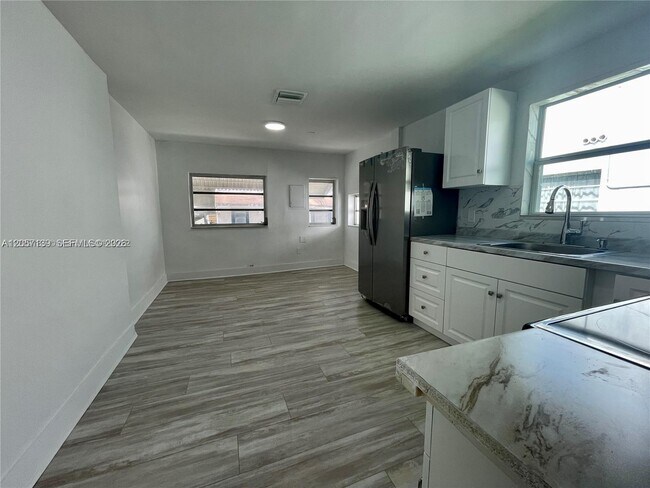 Building Photo - 1522 SW 10th St