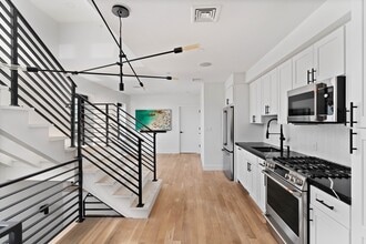 Building Photo - 631 Saratoga St