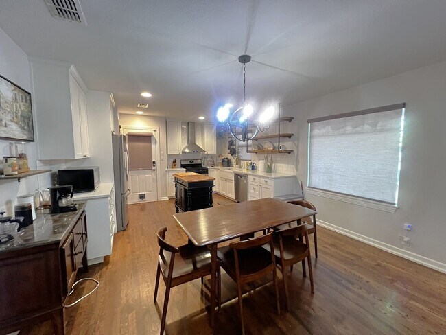 Building Photo - Furnished 2/2 Home in Crestview 3-12 month lease terms available