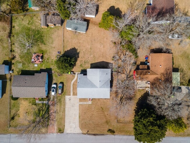 Building Photo - 306 Glancy St