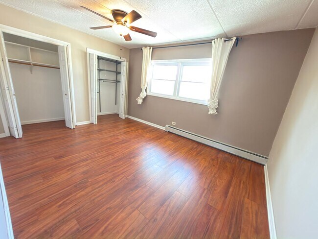 Building Photo - Spacious 2 bedroom, 1 bathroom condo apartment on third floor