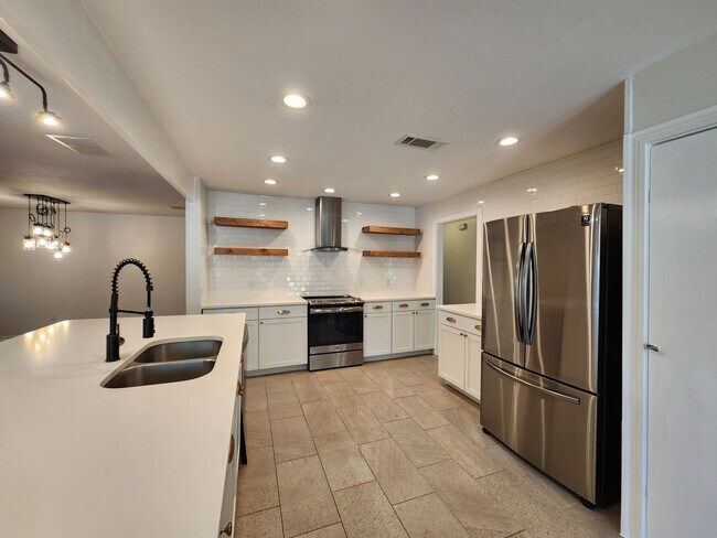 Building Photo - Craftsman Style House  Close to Downtown New Braunfels / Fridge Included/ No Carpet / Large Backy...