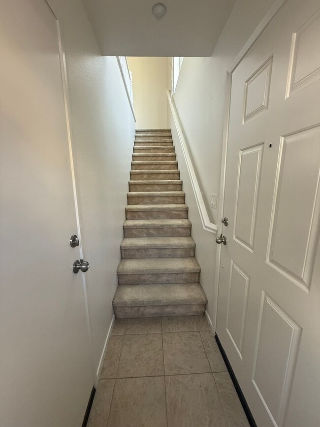 Building Photo - 3 bed 3 bath by Cal Sate!
