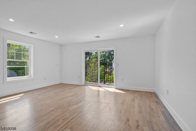Building Photo - 144 N 14th St