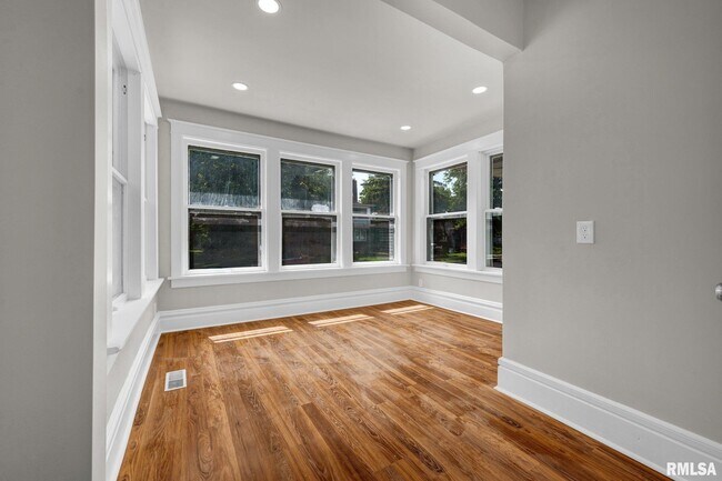 Building Photo - 1611 W Barker Ave
