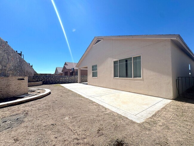 Building Photo - East El Paso 3 bed Refrig A/C