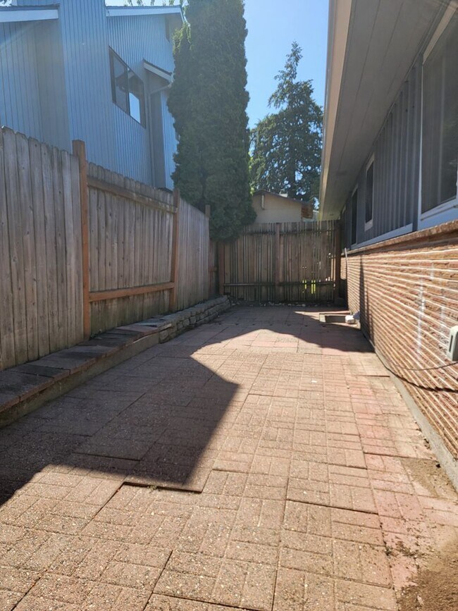 Building Photo - 7305-7307 47th Ave SW