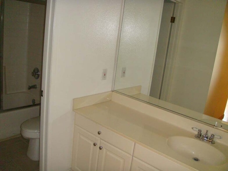 Building Photo - 15790 Midwood Dr