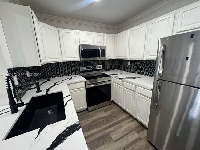 Building Photo - 300 Palm Cir W