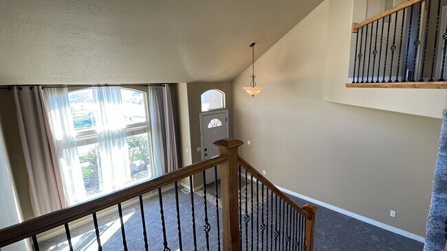 Building Photo - 6 Bedroom, 3.5 Bathroom Single Family Home in Layton Available June 1st!