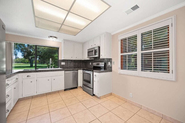 Building Photo - Fabulous condominium home on 6th Fairway of El Macero Country Club.