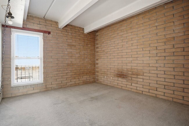 Building Photo - 500 NE 15th St