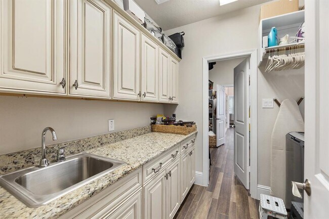 Building Photo - 19 Cohasset Pl