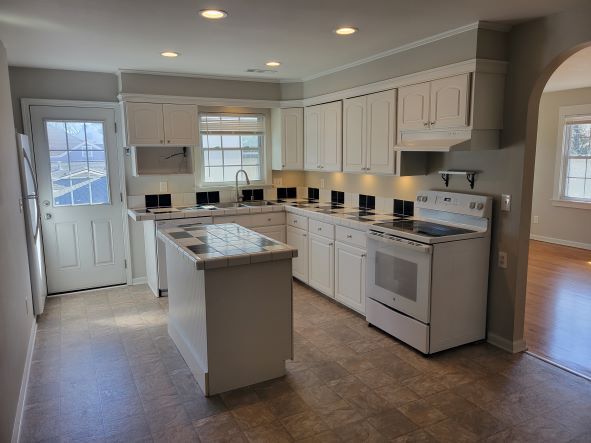 Gourmet Kitchen renovated - 209 Collingwood