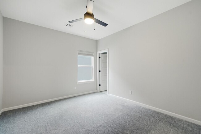 Building Photo - 11460 S Ash St