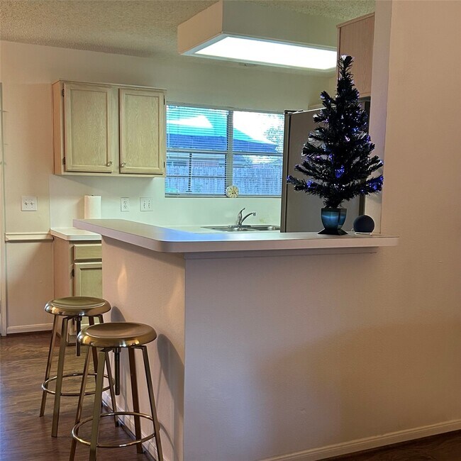 Building Photo - 8910 Driftstone Dr