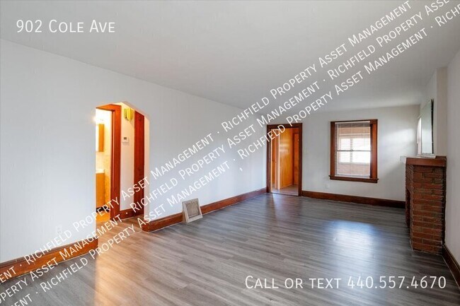 Building Photo - 902 Cole Ave