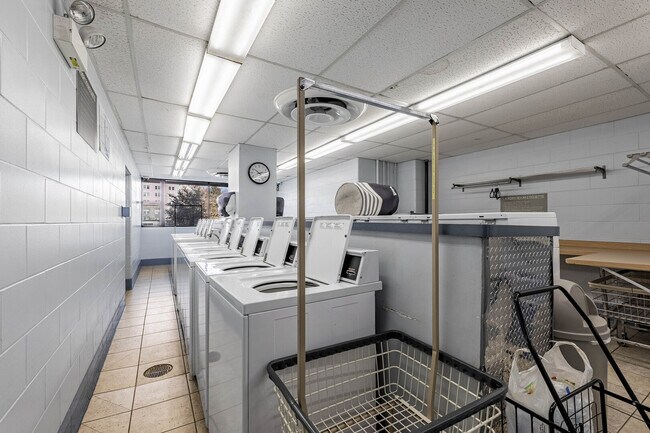 Building Photo - 5455 N Sheridan Rd