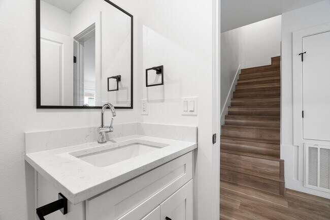 Building Photo - IN THE LOOP 2BD/1BA Brand New Finish Out /...