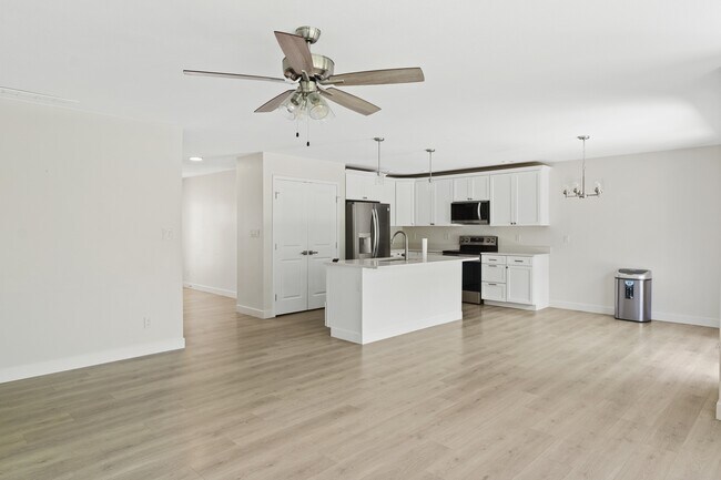 Building Photo - 709 N Abbey Rd